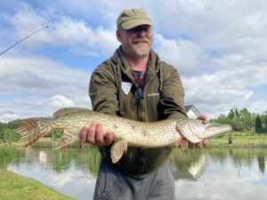 Maj 2021: kol. Mirek ze swoim szczupakiem, zawody spiningowe